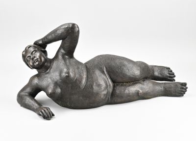 statue d'un homme allongé sur le dos sur un fond blanc