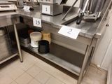 une machine posée sur une table dans une cuisine