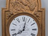 une horloge dorée ornée de chiffres romains et d'anges
