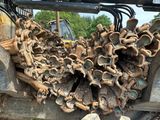 un gros tas de vieux objets métalliques à l'arrière d'un camion