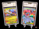 Deux cartes Pokémon sont présentées dans des pochettes en plastique transparent sur un fond noir.