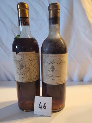 deux bouteilles de whisky posées l'une à côté de l'autre sur une table