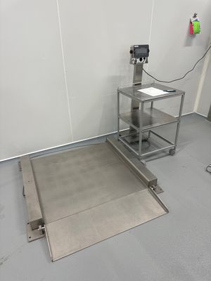 une machine posée à même le sol dans une pièce
