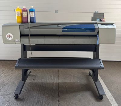 une photo d'une imprimante grand format dans un garage