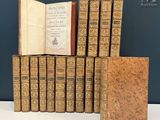 plusieurs vieux livres sont empilés sur une table