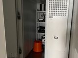 un seau orange posé sur le seuil d'une petite pièce