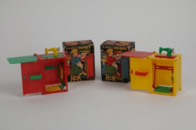 trois petits jouets posés les uns à côté des autres