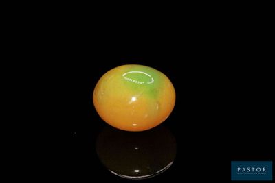 une orange posée sur une surface noire