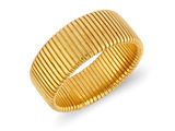 gros plan d'une bague en or sur fond blanc