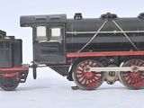 un petit train posé sur une surface blanche