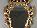 une image d'un miroir encadré d'or accroché à un mur