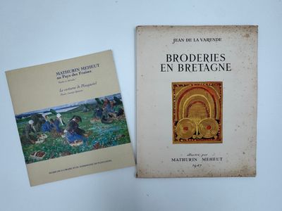 les deux livres sont posés sur la table l'un à côté de l'autre