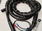une photo d'un tuyau noir posé sur une table blanche
