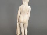une image représentant une statue blanche d'une femme aux cheveux longs