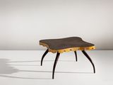 une photo d'une table en bois avec des pieds noirs et un plateau marron