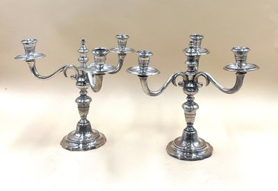 paire de candélabres anciens en métal argenté avec bougeoirs