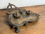 un objet métallique posé sur une table en bois