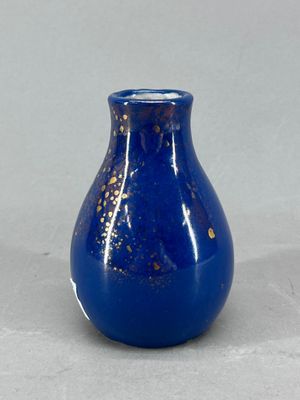 un vase bleu posé sur une table