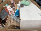 une boîte en carton remplie d'objets qui se trouvent à l'arrière d'un camion