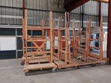 une grande structure en bois dans un entrepôt, avec de nombreuses pièces de bois posées sur des palettes