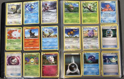 beaucoup de cartes pokemon sur la table
