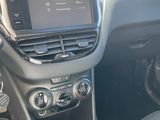 le tableau de bord d'une voiture, avec une radio et un volant