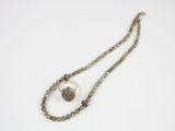 collier composé de perles de labradorite et d'argent sur fond blanc