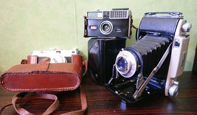 deux appareils photo et un sac posés sur une table