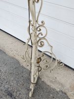 Lampadaire en fer laqué blanc orné de volutes reposant sur u… (photo 3)