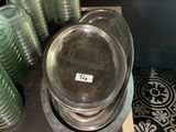 beaucoup d'assiettes et de bols posés sur une table