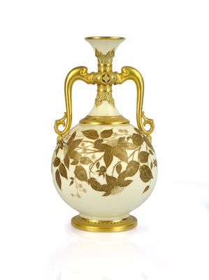 ROYAL WORCESTER Vase à anses aux dauphins vers 1884