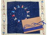 une écharpe bleue et blanche sur laquelle est représentée une boîte
