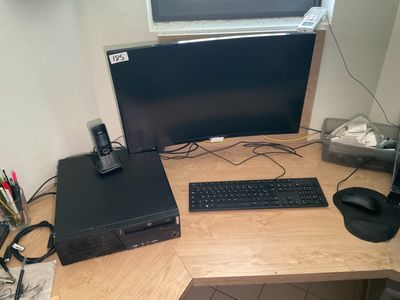 un bureau d'ordinateur avec un clavier, une souris et un écran