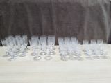 beaucoup de verres posés sur une table recouverte d'une nappe