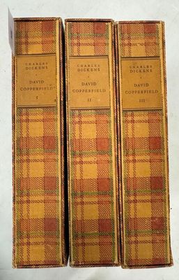 trois livres posés sur une table blanche, l'un à côté de l'autre