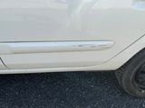 une voiture blanche garée sur le bord de la route