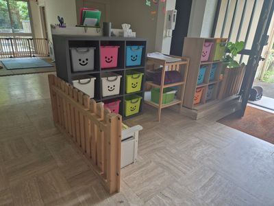 une pièce avec beaucoup de cartons et des cartons sur le sol