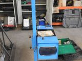 une machine bleue qui se trouve dans un garage