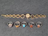 un ensemble de bagues et de bracelets posés sur une table