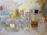 de nombreux flacons de parfum de toutes sortes posés sur un comptoir