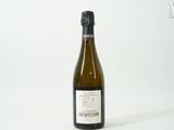 une bouteille de vin posée sur une table