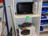 un micro-ondes posé sur une étagère dans un coin de la pièce