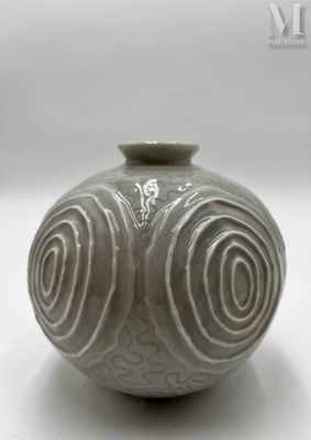 un vase gris orné de motifs en spirale sur un fond blanc