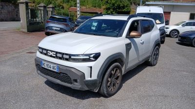 un SUV blanc garé sur un parking