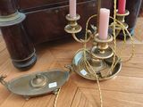 trois bougies posées par terre à côté d'une commode
