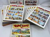 plusieurs bandes dessinées sont empilées sur une table