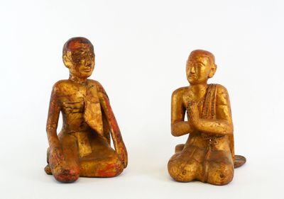 paire de figurines thaïlandaises anciennes représentant un moine assis et un moine assis