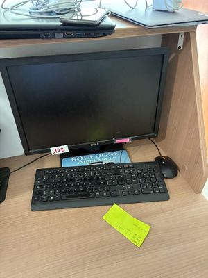 un bureau sur lequel se trouvent un clavier, une souris et un écran