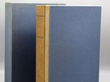 deux livres posés l'un sur l'autre sur une surface blanche