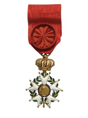 l'image d'une médaille surmontée d'une couronne, suspendue à un ruban rouge